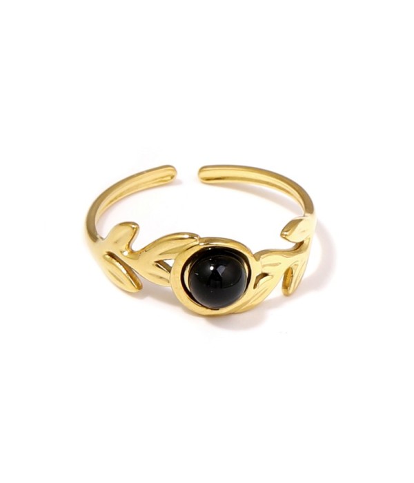 Anillo dorado con diseño de hojas y piedra