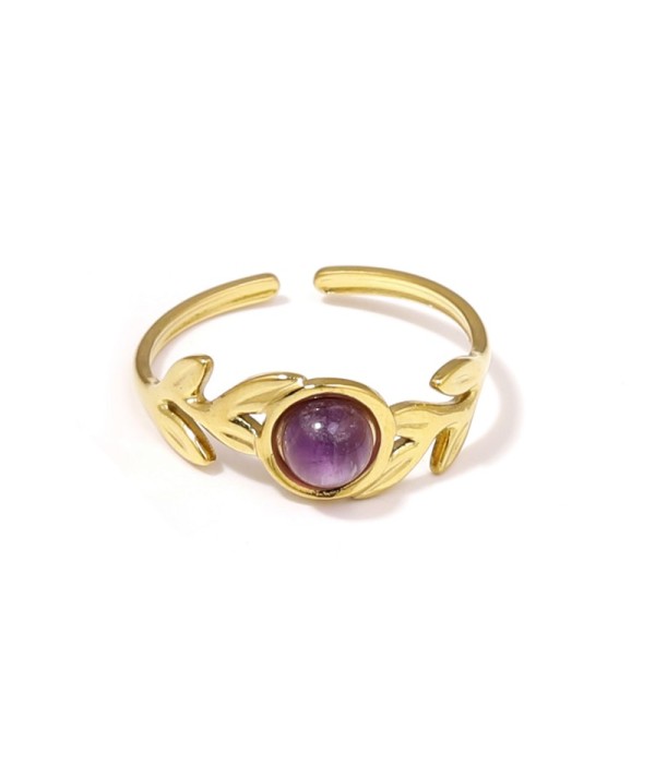 Anillo dorado con diseño de hojas y piedra