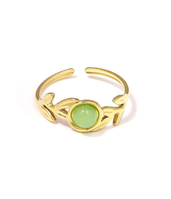 Anillo dorado con diseño de hojas y piedra