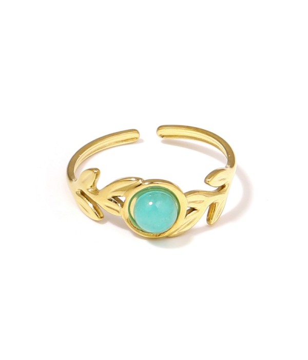 Anillo dorado con diseño de hojas y piedra