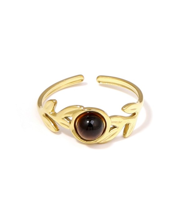 Anillo dorado con diseño de hojas y piedra