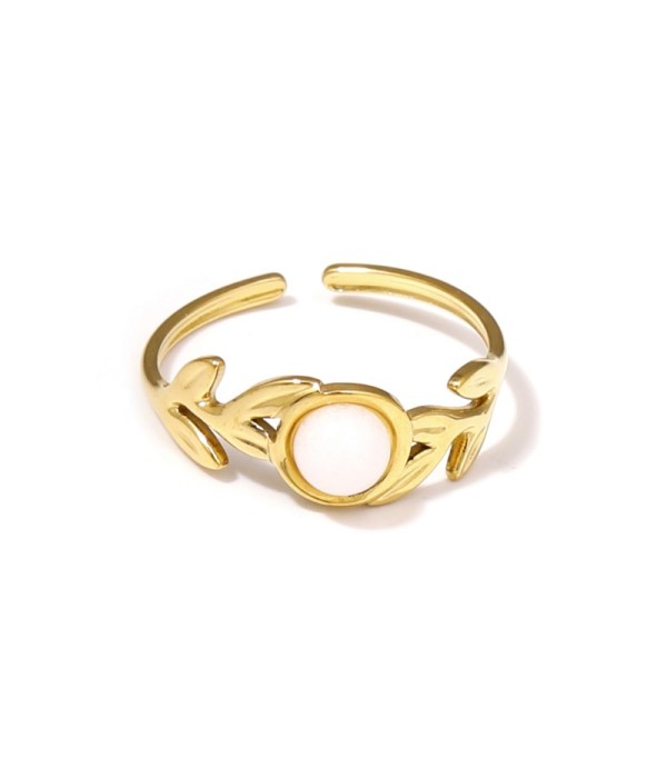 Anillo dorado con diseño de hojas y piedra