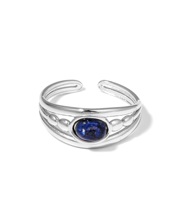 Anillo plateado con relieves ovalados y piedra ovalada