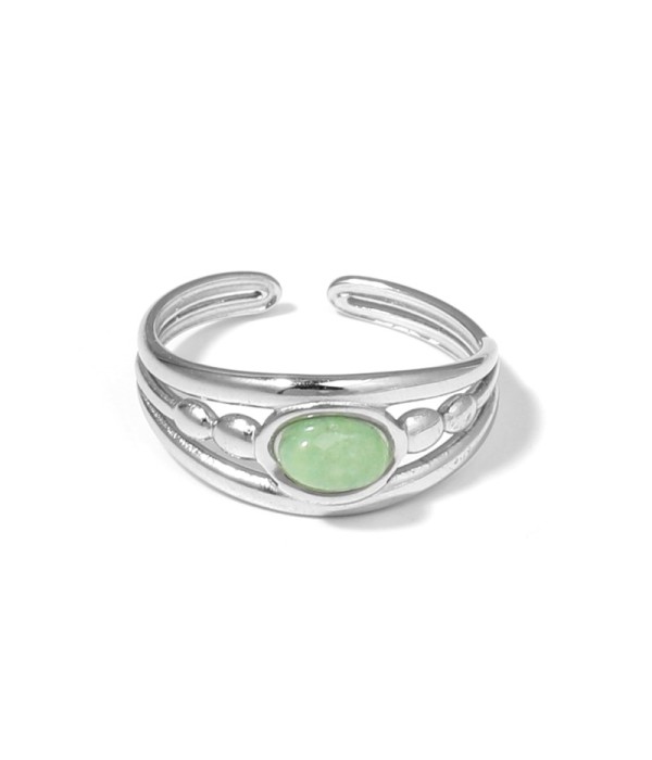 Anillo plateado con relieves ovalados y piedra ovalada