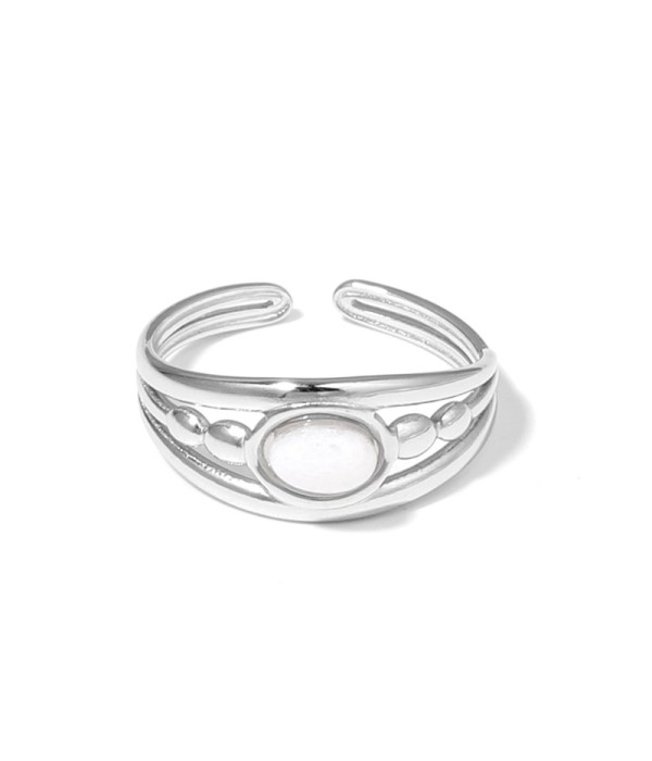 Anillo plateado con relieves ovalados y piedra ovalada