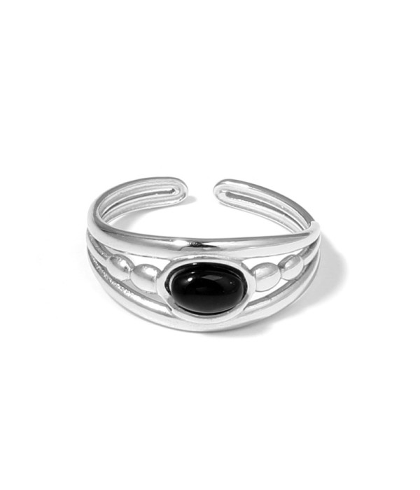 Anillo plateado con relieves ovalados y piedra ovalada