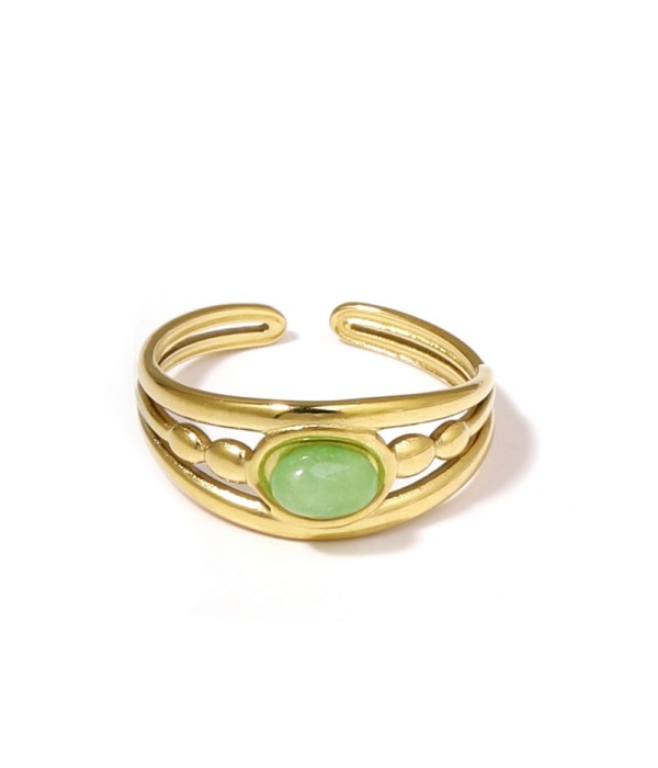 Anillo dorado con relieves ovalados y piedra ovalada