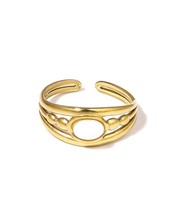 Anillo dorado con relieves ovalados y piedra ovalada