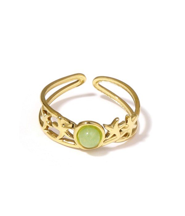 Anillo dorado con estrellas de mar y piedra