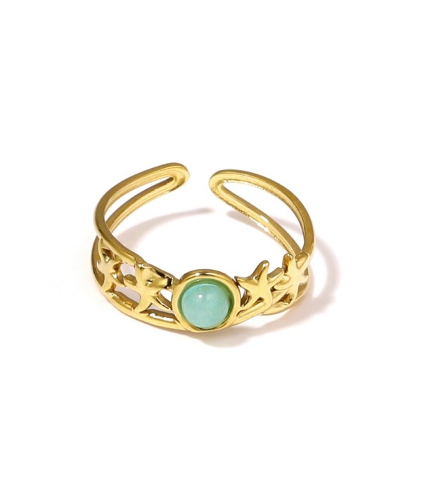 Anillo dorado con estrellas de mar y piedra