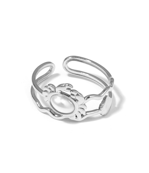Anillo plateado con diseño de cangrejo, concha y piedra