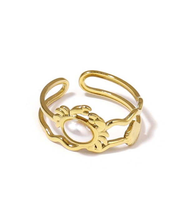 Anillo dorado con diseño de cangrejo, concha y piedra