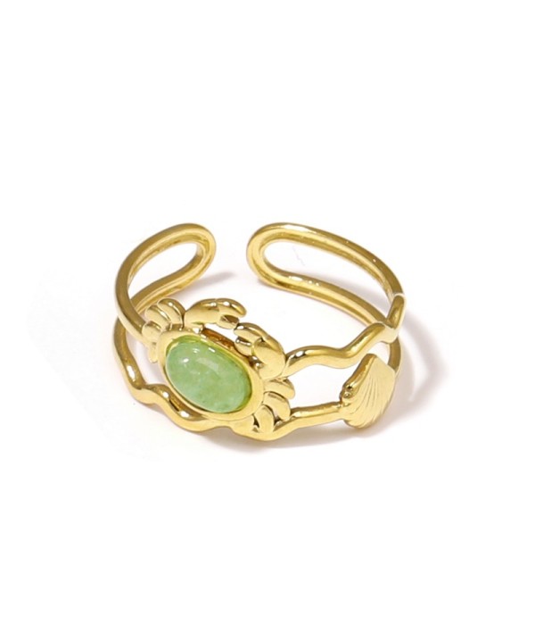 Anillo dorado con diseño de cangrejo, concha y piedra