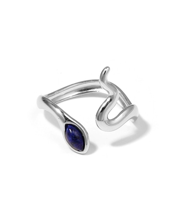 Anillo plateado con diseño de serpiente y piedra