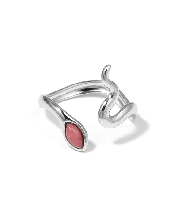 Anillo plateado con diseño de serpiente y piedra