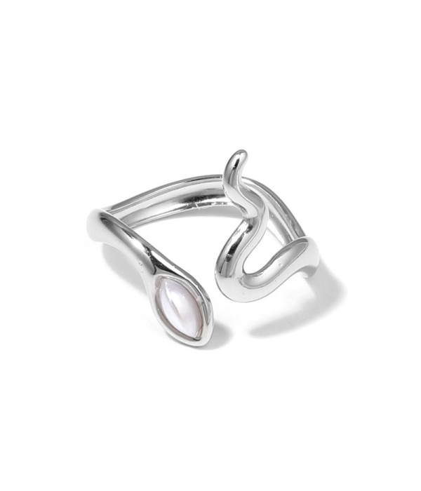 Anillo plateado con diseño de serpiente y piedra