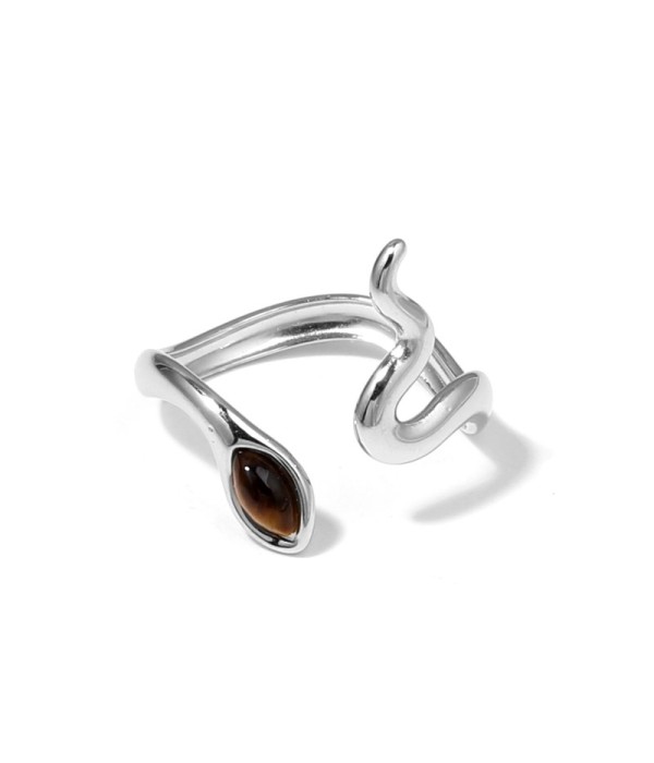 Anillo plateado con diseño de serpiente y piedra