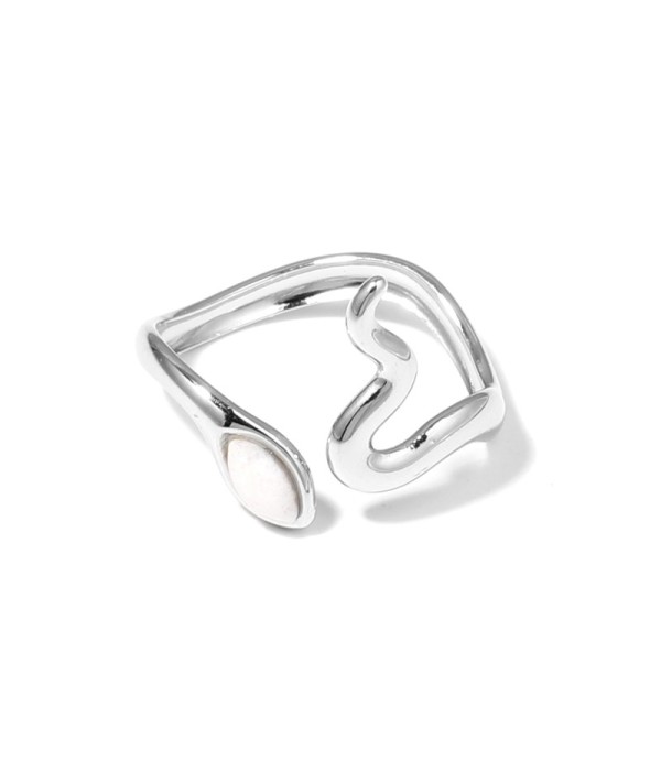 Anillo plateado con diseño de serpiente y piedra