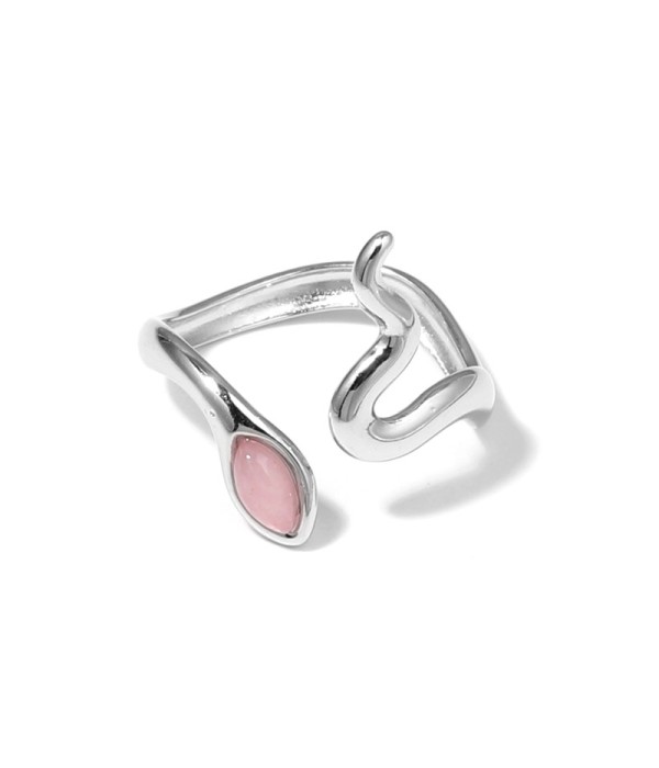 Anillo plateado con diseño de serpiente y piedra