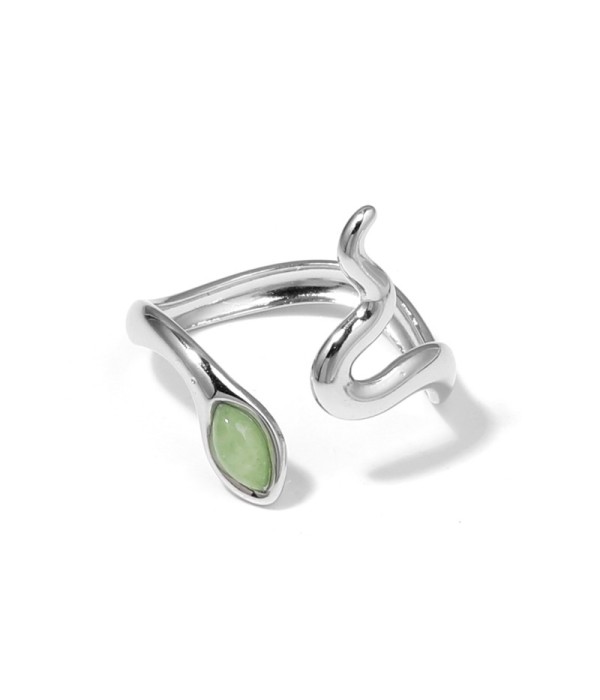 Anillo plateado con diseño de serpiente y piedra