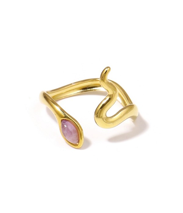 Anillo dorado con diseño de serpiente y piedra