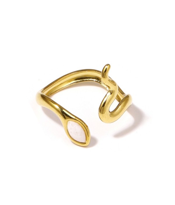 Anillo dorado con diseño de serpiente y piedra