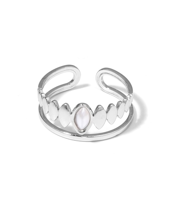 Anillo plateado con detalles ovalados y piedra...