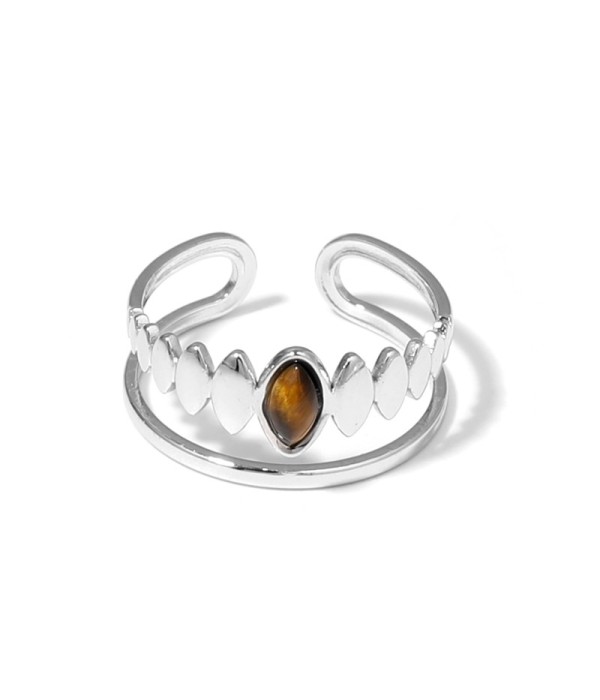 Anillo plateado con detalles ovalados y piedra ovalada
