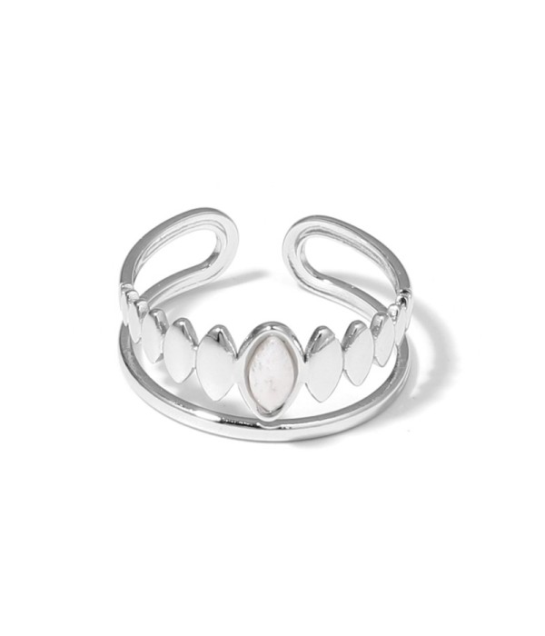 Anillo plateado con detalles ovalados y piedra...