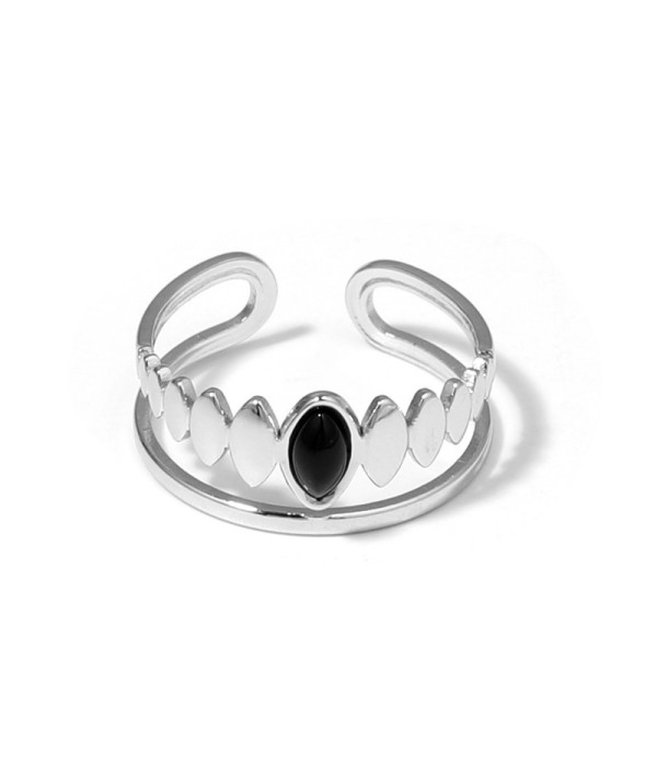 Anillo plateado con detalles ovalados y piedra ovalada