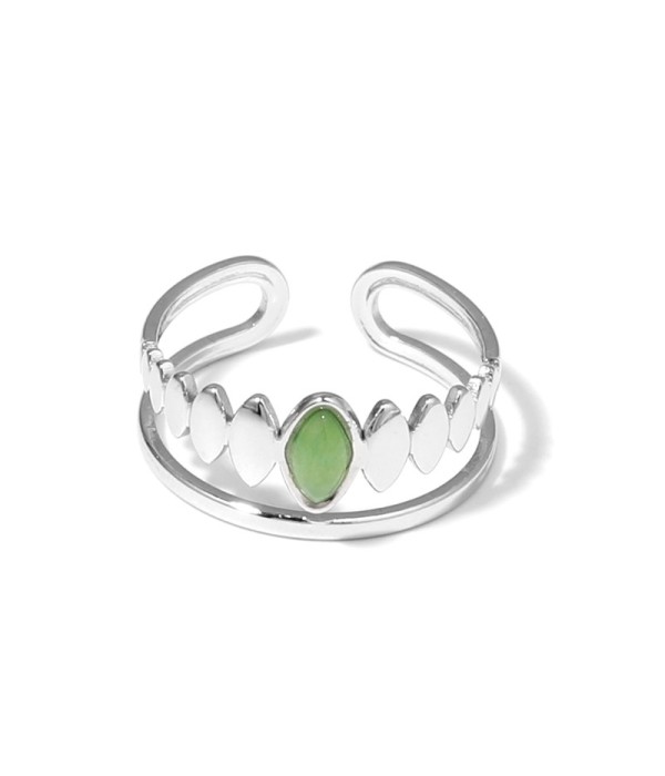 Anillo plateado con detalles ovalados y piedra...