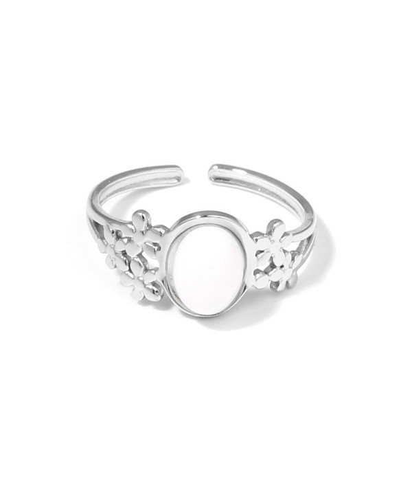 Anillo plateado con diseño de flores y piedra ovalada