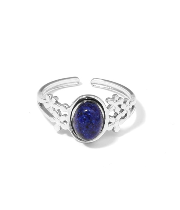 Anillo plateado con diseño de flores y piedra ovalada