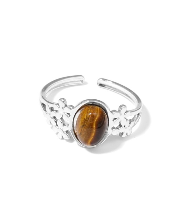 Anillo plateado con diseño de flores y piedra ovalada