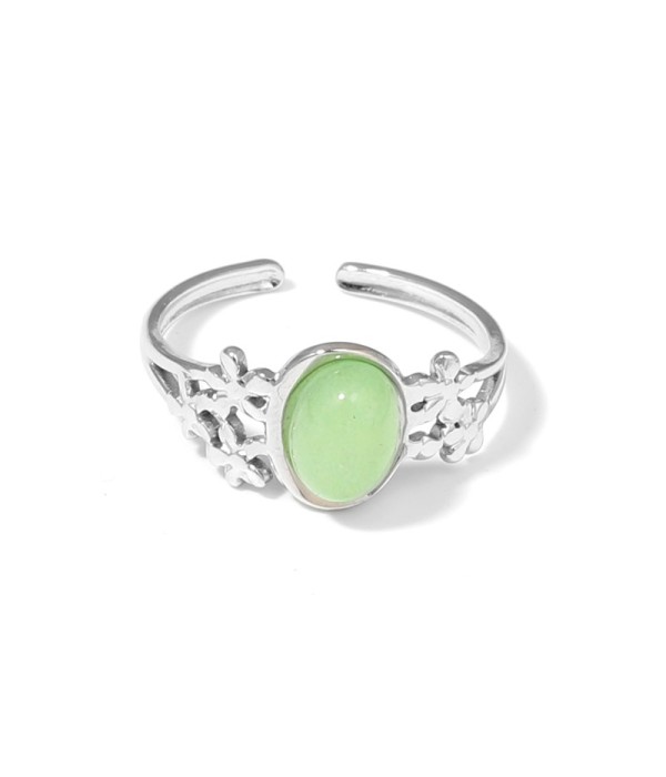 Anillo plateado con diseño de flores y piedra ovalada