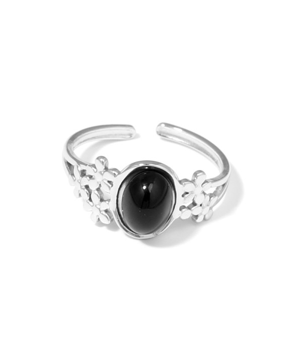 Anillo plateado con diseño de flores y piedra ovalada