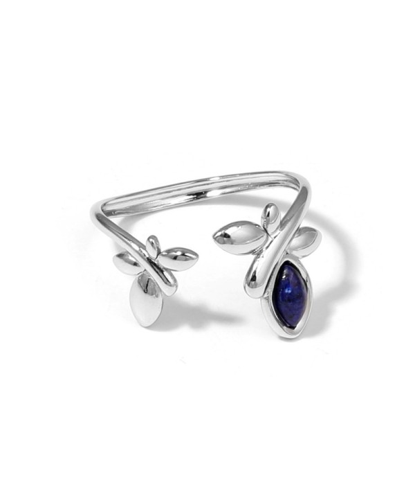 Anillo plateado con diseño de hojas y piedra ovalada