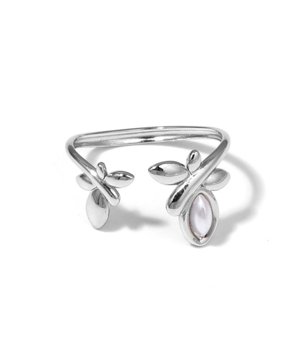 Anillo plateado con diseño de hojas y piedra ovalada