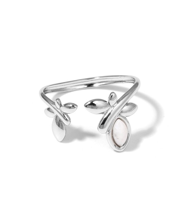 Anillo plateado con diseño de hojas y piedra ovalada
