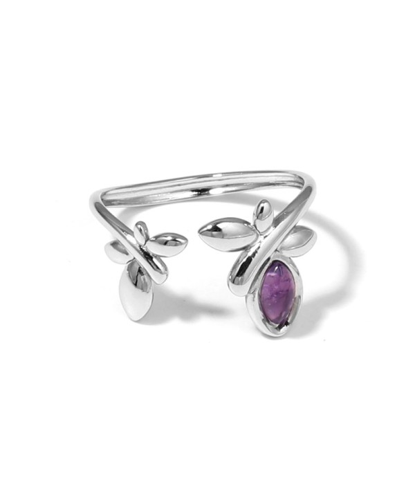 Anillo plateado con diseño de hojas y piedra ovalada