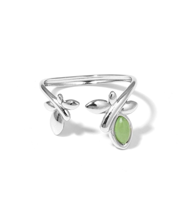 Anillo plateado con diseño de hojas y piedra...
