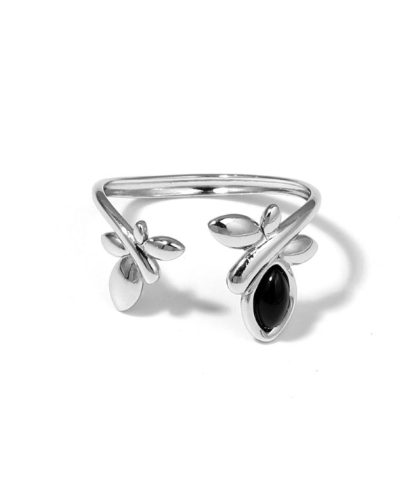 Anillo plateado con diseño de hojas y piedra ovalada