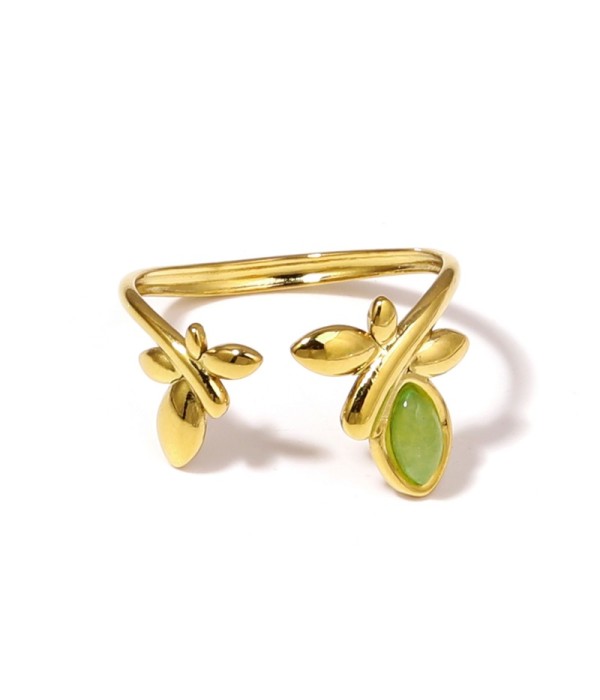 Anillo dorado con diseño de hojas y piedra ovalada