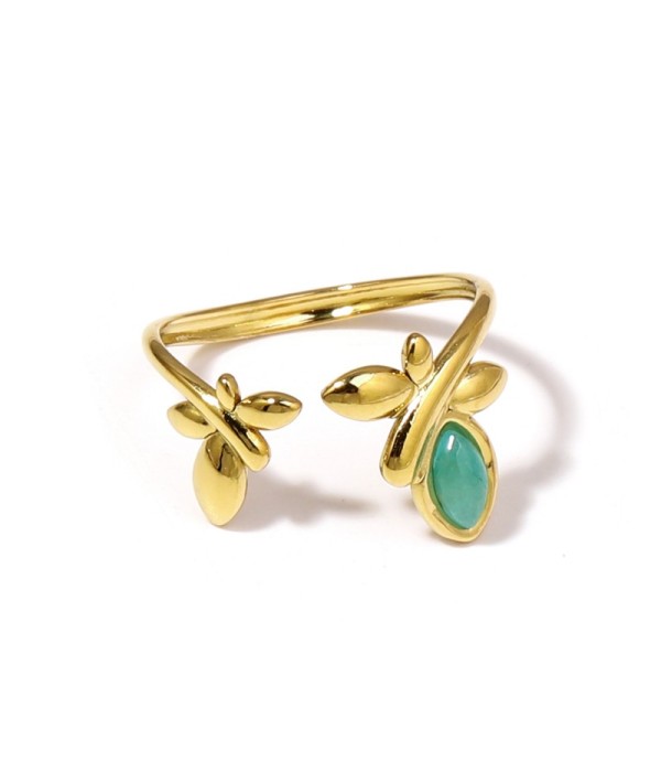Anillo dorado con diseño de hojas y piedra ovalada