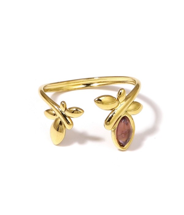 Anillo dorado con diseño de hojas y piedra ovalada