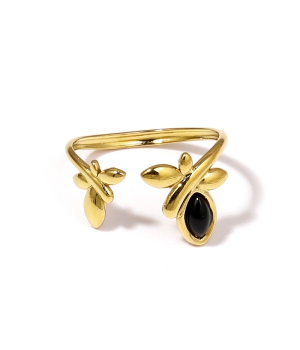 Anillo dorado con diseño de hojas y piedra ovalada