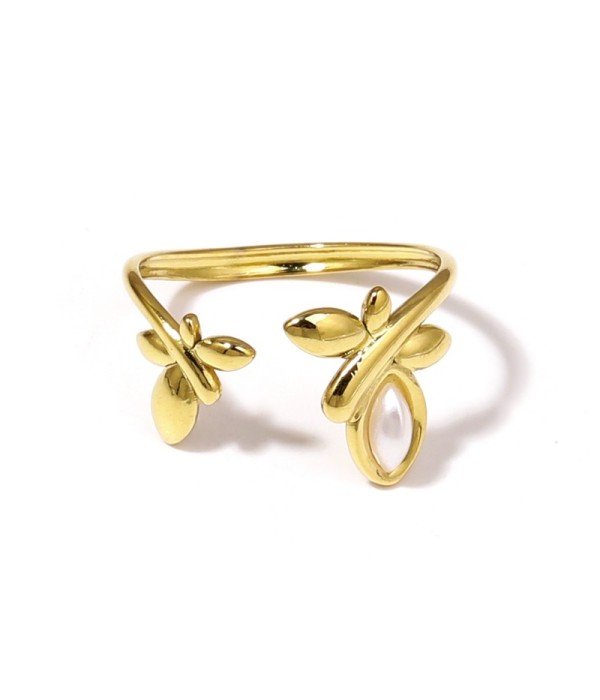 Anillo dorado con diseño de hojas y piedra ovalada
