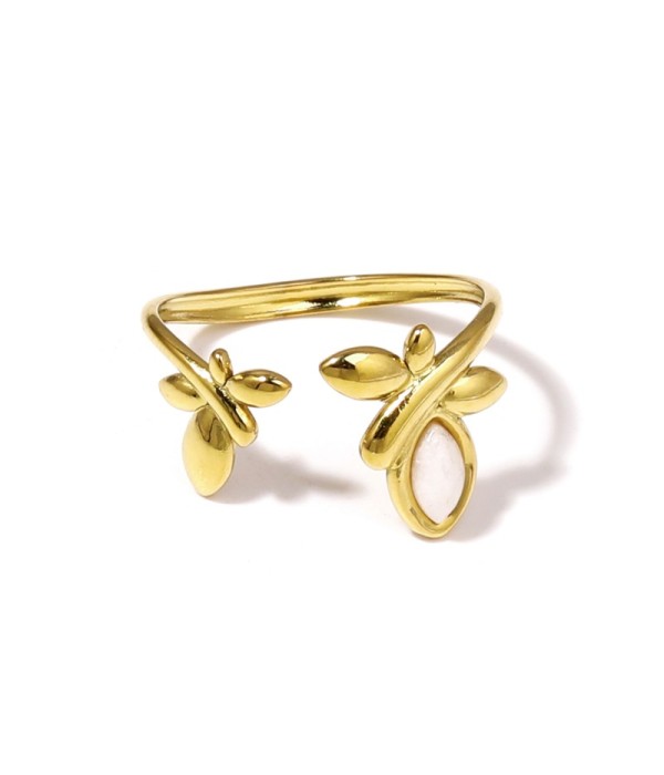 Anillo dorado con diseño de hojas y piedra ovalada