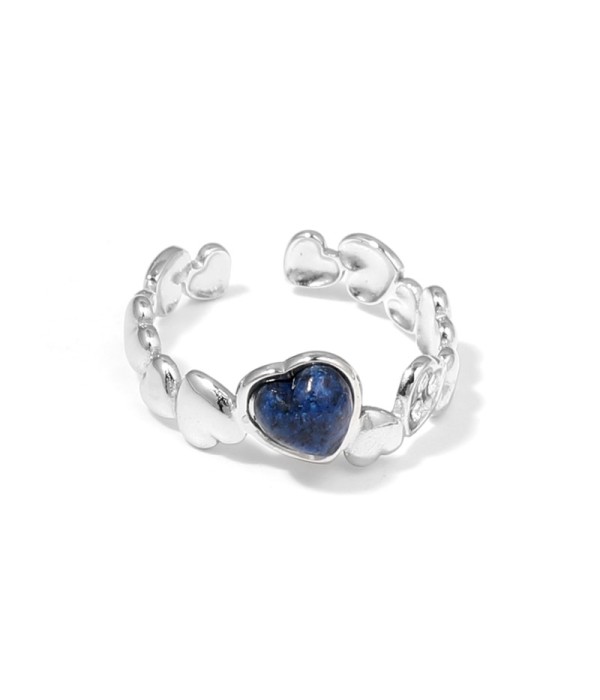 Anillo plateado con diseño de corazones, piedra y circonitas