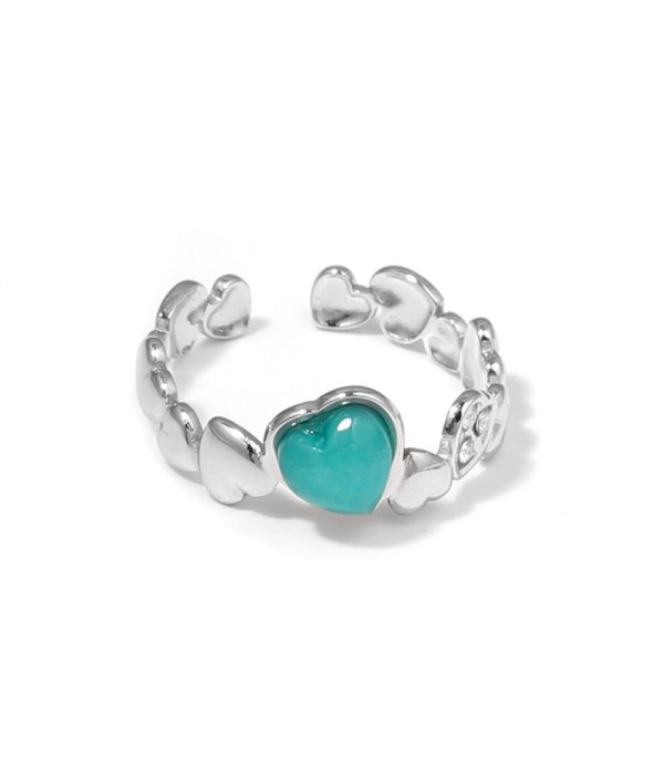 Anillo plateado con diseño de corazones, piedra y circonitas